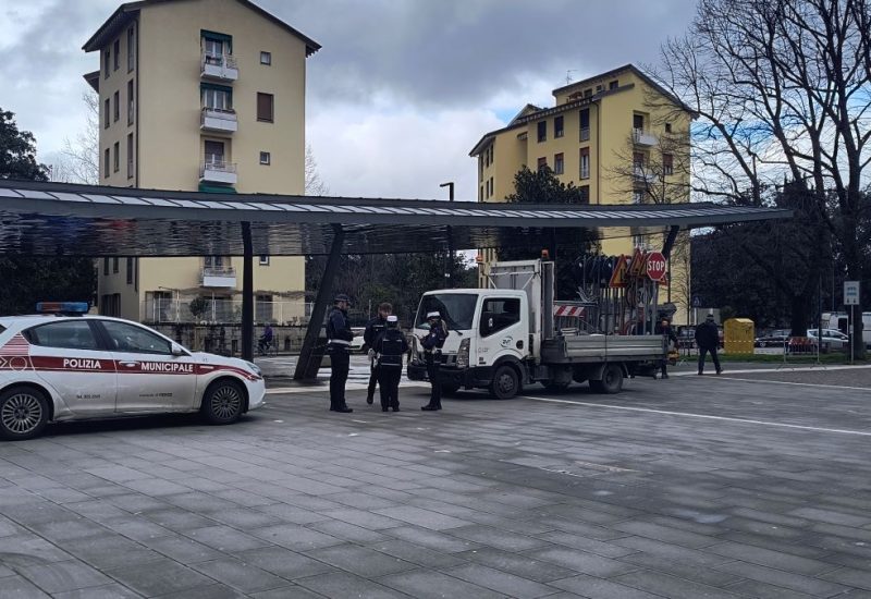 Polizia municipale e vigili del fuoco hanno interdetto il mercato di piazza dell'Isolotto e circoscritto l'area