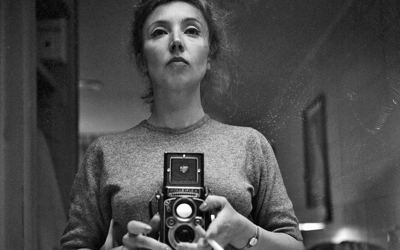 https://commons.wikimedia.org/wiki/Category:Oriana_Fallaci?uselang=it#/media/File:Oriana_Fallaci_self_portrait_Rolleiflex.jpg