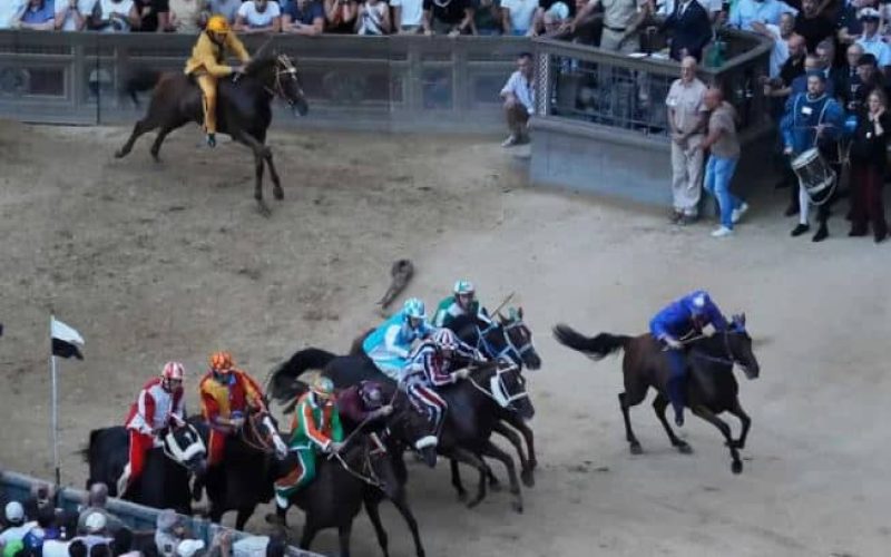 Il fotogramma della partenza del Palio. Facebook