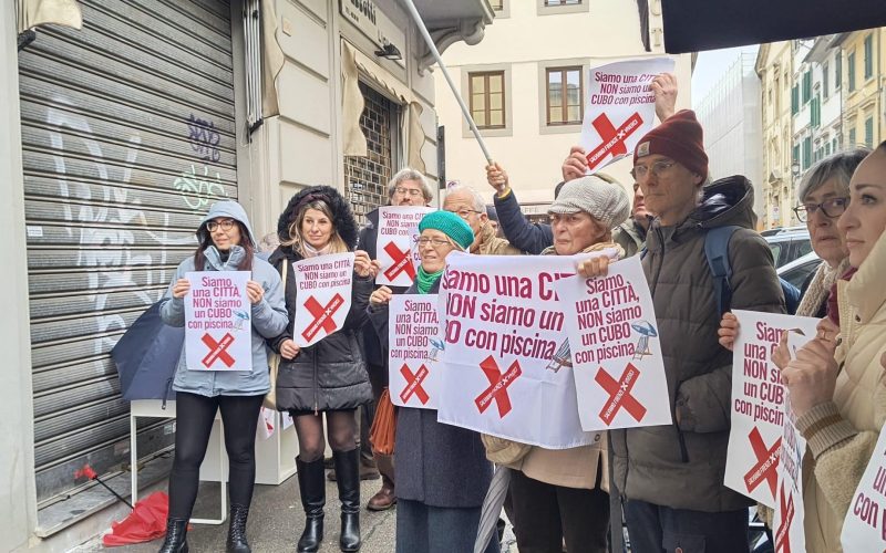 I residenti di via San Gallo hanno manifestato oggi contro la costruzione dell'hotel di lusso con le due torri di 23 metri davanti alle loro finestre