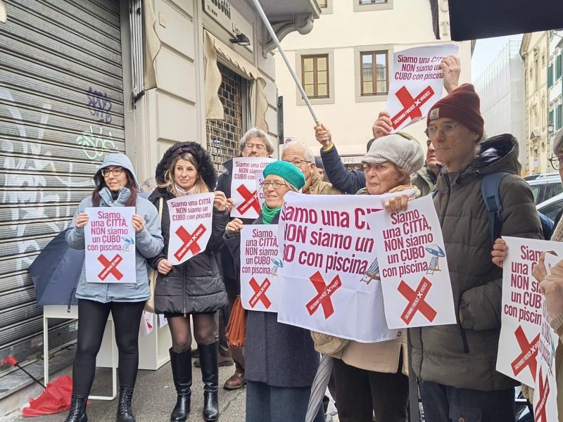 I residenti di via San Gallo hanno manifestato oggi contro la costruzione dell'hotel di lusso con le due torri di 23 metri davanti alle loro finestre