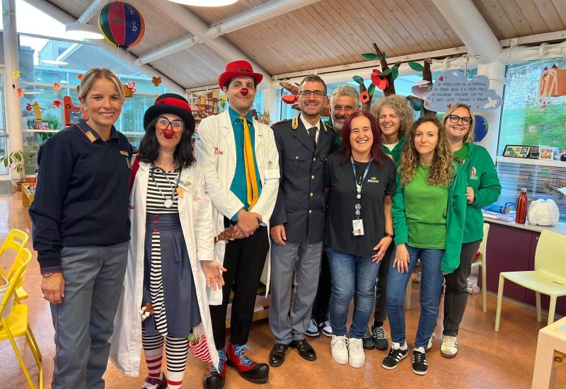 I poliziotti della sicurezza cibernetica e lo staff dell'ospedale incontrano i piccoli pazienti del Meyer per parlare di uso consapevole del web